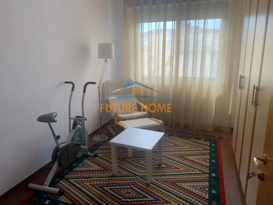 Tirane, jepet me qera apartament 2+1 Kati 9, 100 m² 800 € (Komuna e Parisit)