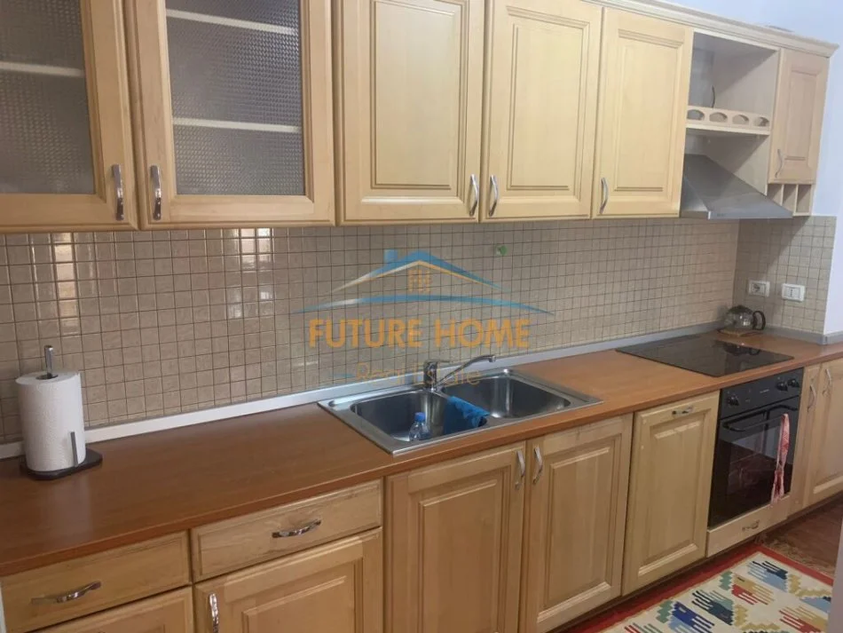 Tirane, jepet me qera apartament 2+1 Kati 9, 100 m² 800 € (Komuna e Parisit)