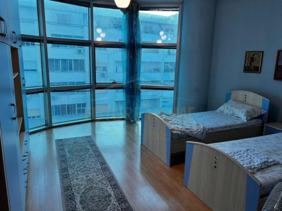 Durres, jepet me qera apartament 3+1 Kati 7, 140 m² 550 € (Prane portit ,Durres)