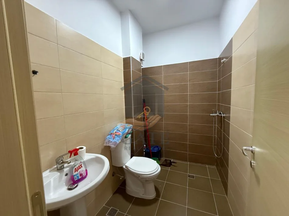 Durres, jepet me qera apartament 2+1 Kati 6, 400 € (Pernoca)