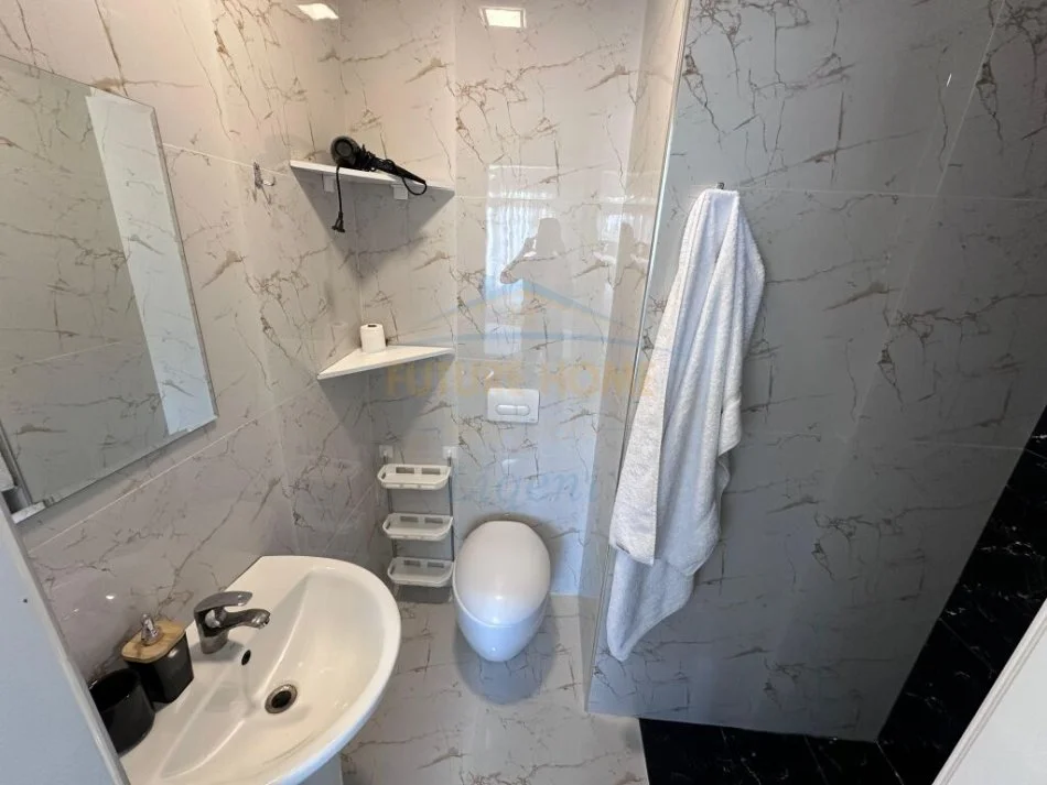 Tirane, jepet me qera apartament 2+1+Ballkon Kati 7, 80 m² 900 € (Liqeni Thate)