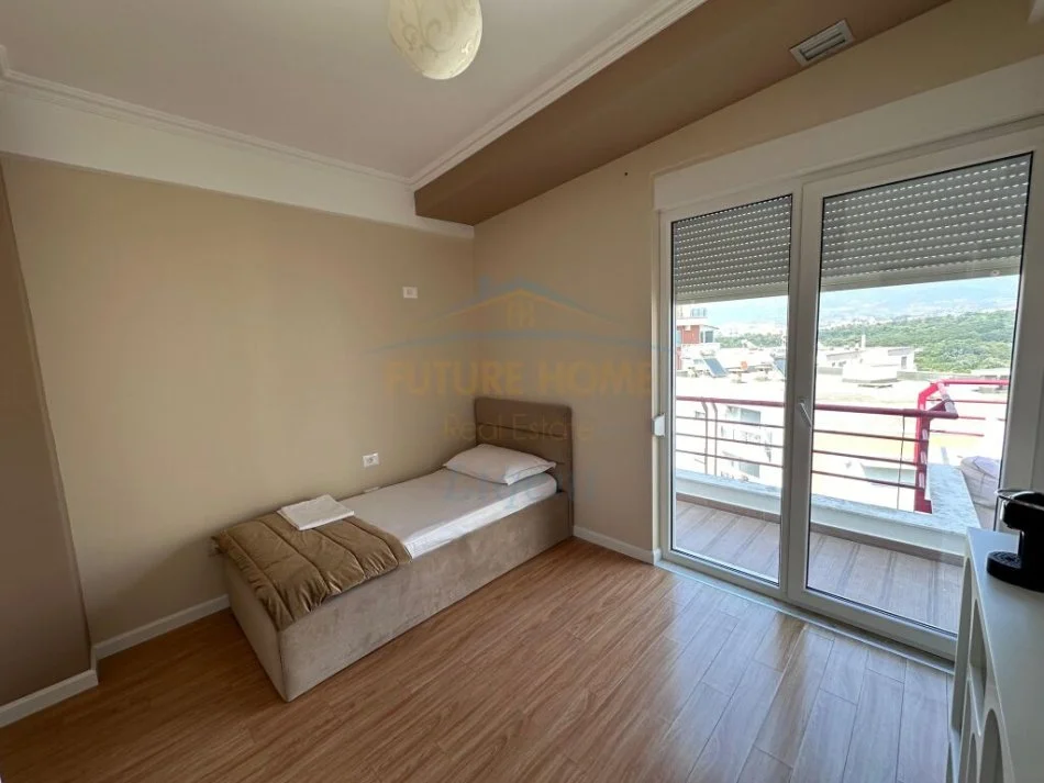 Tirane, jepet me qera apartament 2+1+Ballkon Kati 7, 80 m² 900 € (Liqeni Thate)