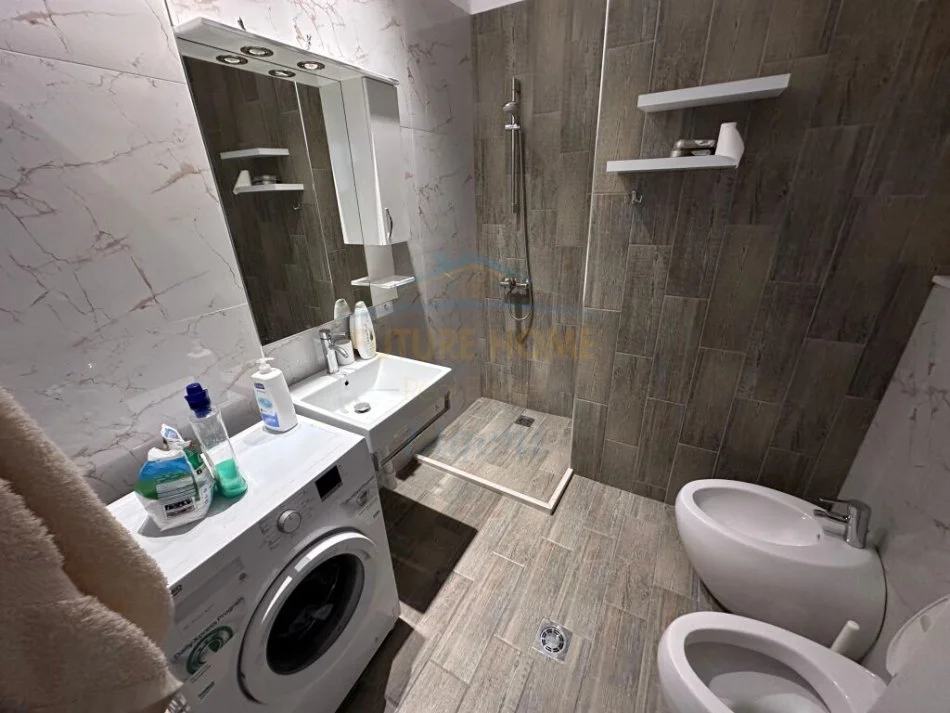 Tirane, jepet me qera apartament 2+1 Kati 7, 80 m² 900 € (Liqeni i Thate)