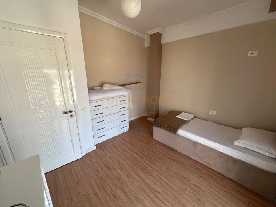 Tirane, jepet me qera apartament 2+1+Ballkon Kati 7, 80 m² 900 € (Liqeni i Thate)