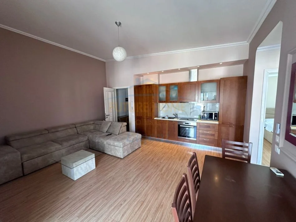Tirane, jepet me qera apartament 2+1+Ballkon Kati 7, 80 m² 900 € (Liqeni i Thate)