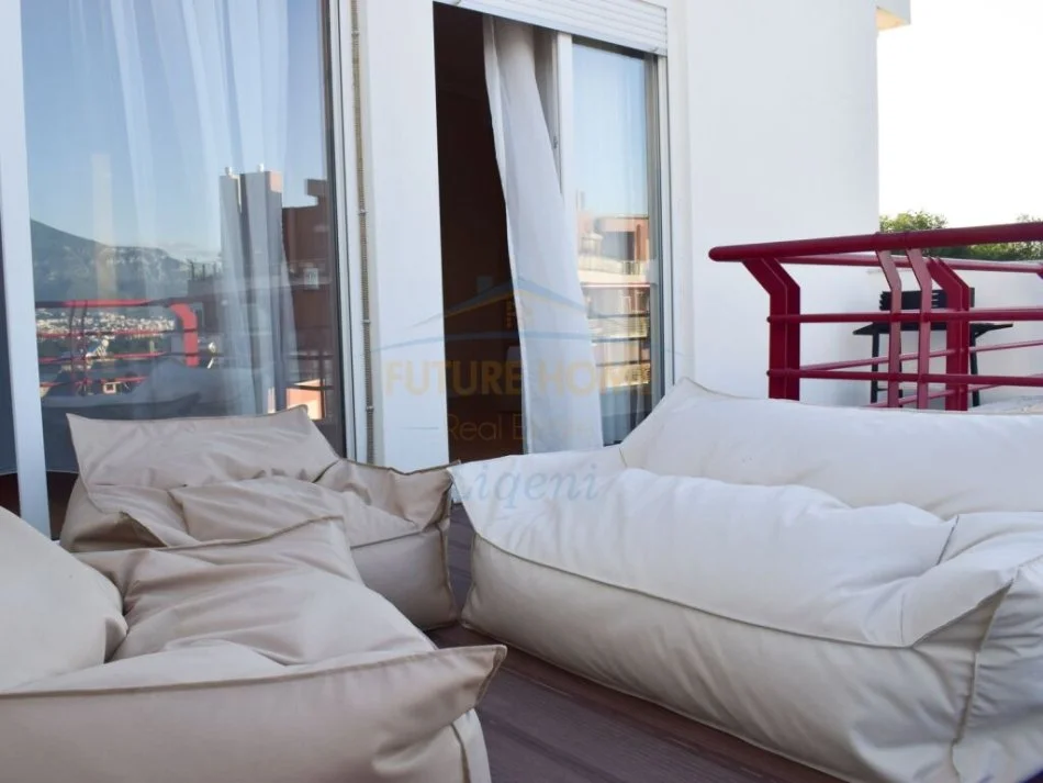 Tirane, jepet me qera apartament 2+1+Ballkon Kati 7, 80 m² 900 € (Liqeni Thate)