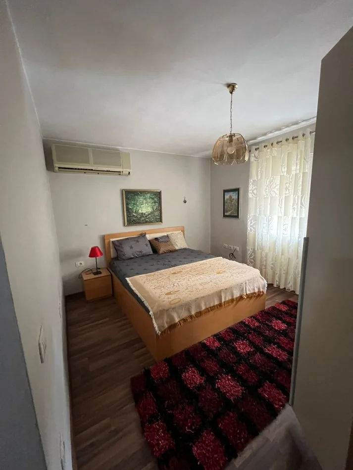 Tirane, jepet me qera apartament 3+1+Ballkon Kati 2, 100 m² 650 € (Rruga Barrikadave)