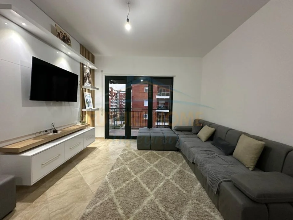 Tirane, jepet me qera apartament 2+1+Ballkon Kati 5, 105 m² 600 € (Unaza e Re)