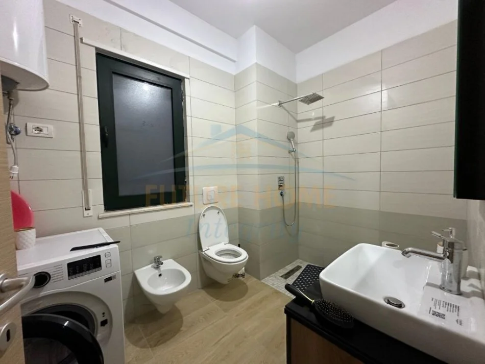 Tirane, jepet me qera apartament 2+1+Ballkon Kati 5, 105 m² 600 € (Unaza e Re)