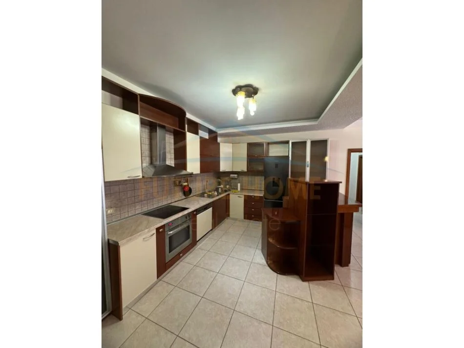 Tirane, jepet me qera 3+1 , 151 m² 750 € (Rruga Sulejman Pitarka)