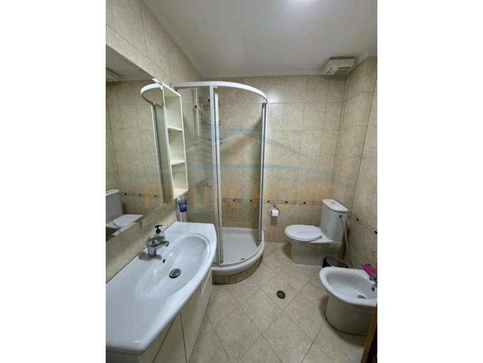 Tirane, jepet me qera 3+1 , 151 m² 750 € (Rruga Sulejman Pitarka)