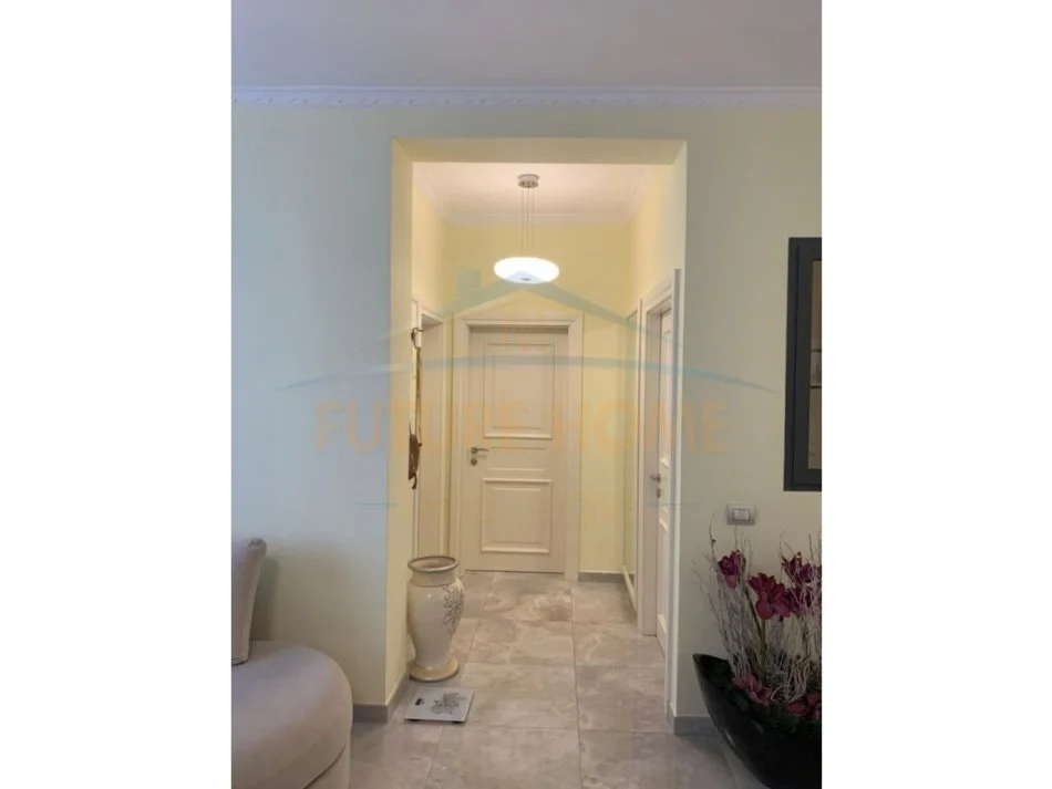 Tirane, jepet me qera apartament 2+1+Ballkon Kati 6, 73 m² 600 € (ish Parku)