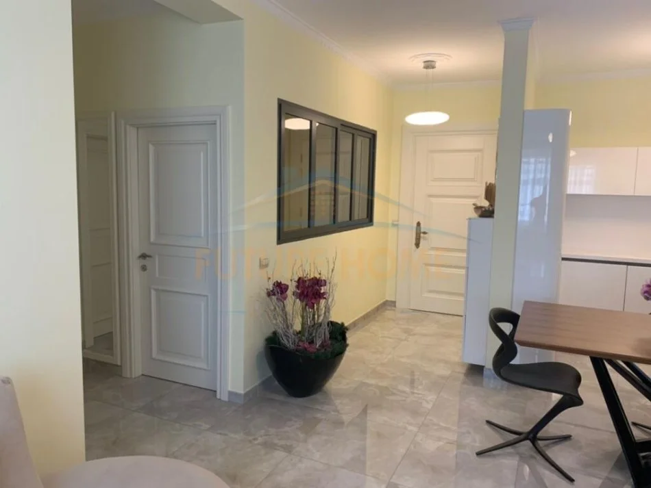 Tirane, jepet me qera apartament 2+1+Ballkon Kati 6, 73 m² 600 € (ish Parku)