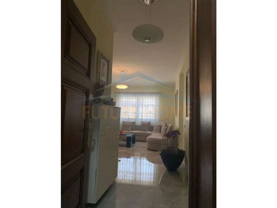 Tirane, jepet me qera apartament 2+1 Kati 6, 73 m² 550 € (Ish parku i autobusave)