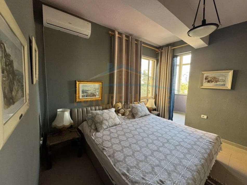 Tirane, jepet me qera apartament 1+1 Kati 2, 87 m² 570 € (BULEVARDI I RI)