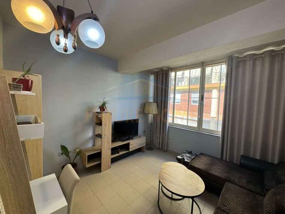 Tirane, jepet me qera apartament 1+1 Kati 2, 87 m² 570 € (BULEVARDI I RI)