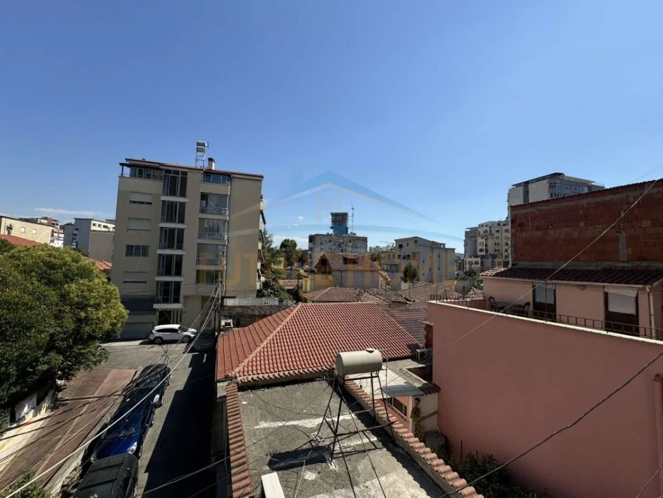 Tirane, jepet me qera apartament 1+1 Kati 2, 87 m² 570 € (BULEVARDI I RI)