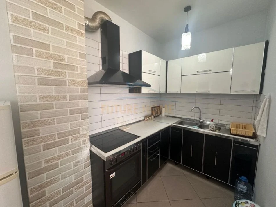 Tirane, jepet me qera apartament 2+1+Ballkon Kati 7, 98 m² 400 € (Yzberisht)