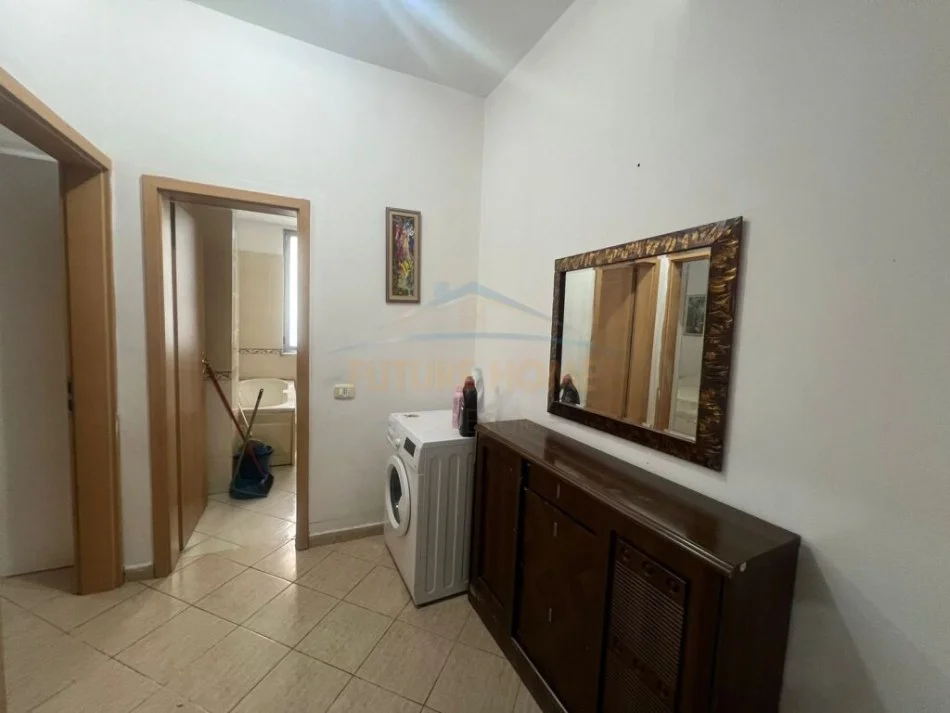 Tirane, jepet me qera apartament 2+1 , 400 € (Rruga e Kavajes)