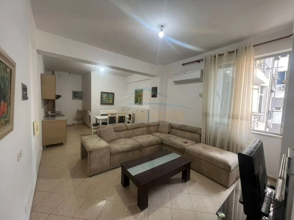 Tirane, jepet me qera apartament 2+1 , 400 € (Rruga e Kavajes)