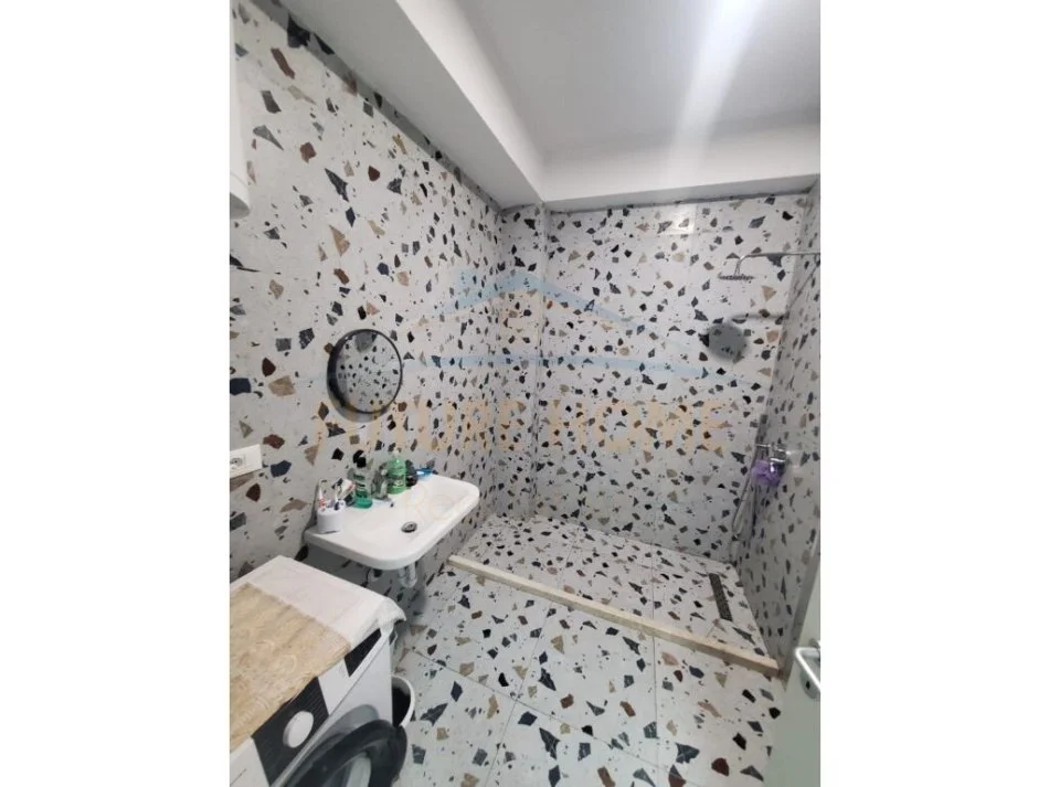 Tirane, jepet me qera apartament 2+1 Kati 6, 84 m² 400 € (Ali Demi)