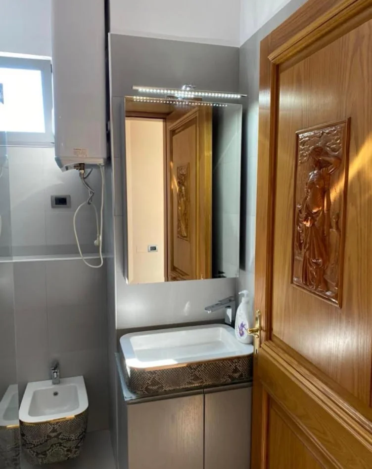 Tirane, jepet me qera apartament 2+1+Ballkon Kati 1, 105 m² 700 € 