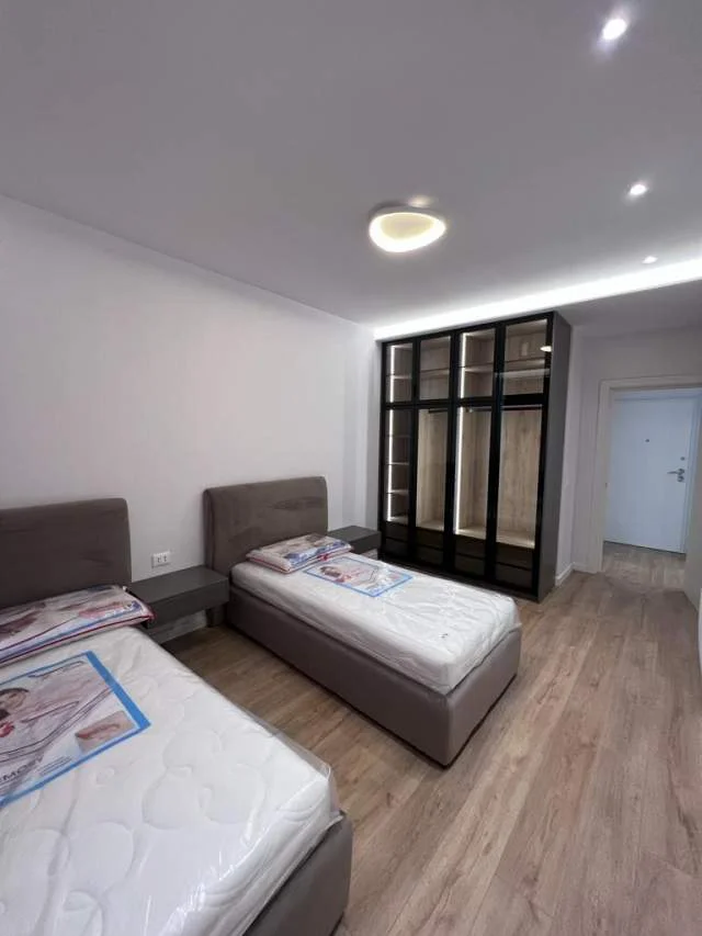 Japim me qira apartament 2+1+2, Rruga e Barrikadave 1300 Euro