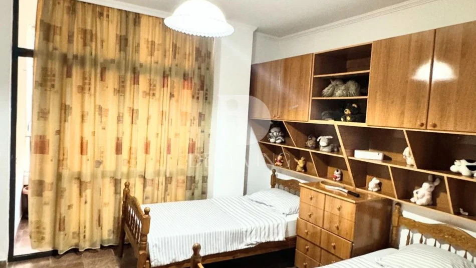 Tirane, jepet me qera apartament 2+1+Aneks+Ballkon Kati 8, 110 m² 550€ (Prane gjimnazit Partizani)