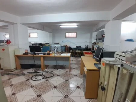 Tirane, jepet me qera magazine Kati -1, 218 m² 2.000 € (Rruga Gjon Buzuku, Tirane, AREA43528)