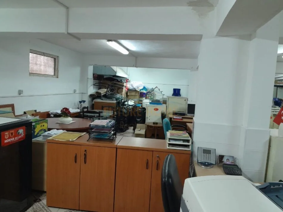 Tirane, jepet me qera ambjent biznesi Kati -1, 230 m² 2.000 € (GJON BUZUKU)