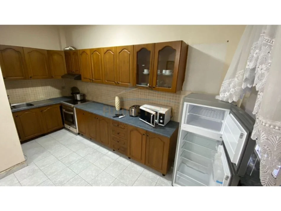 Tirane, jepet me qera apartament 2+1 Kati 1, 400 € (rruga Kongresi i Manastirit)