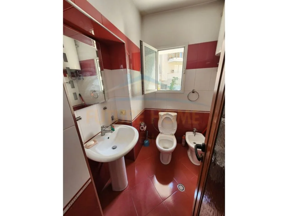 Tirane, jepet me qera apartament 2+1+Ballkon Kati 3, 80 m² 550 € (Rruga e Elbasanit)