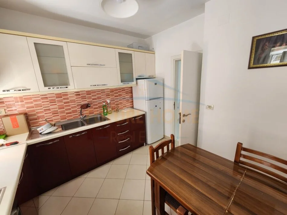 Tirane, jepet me qera apartament 2+1+Aneks+Ballkon Kati 3, 80 m² 550 € (RRUGA E ELBASANIT)