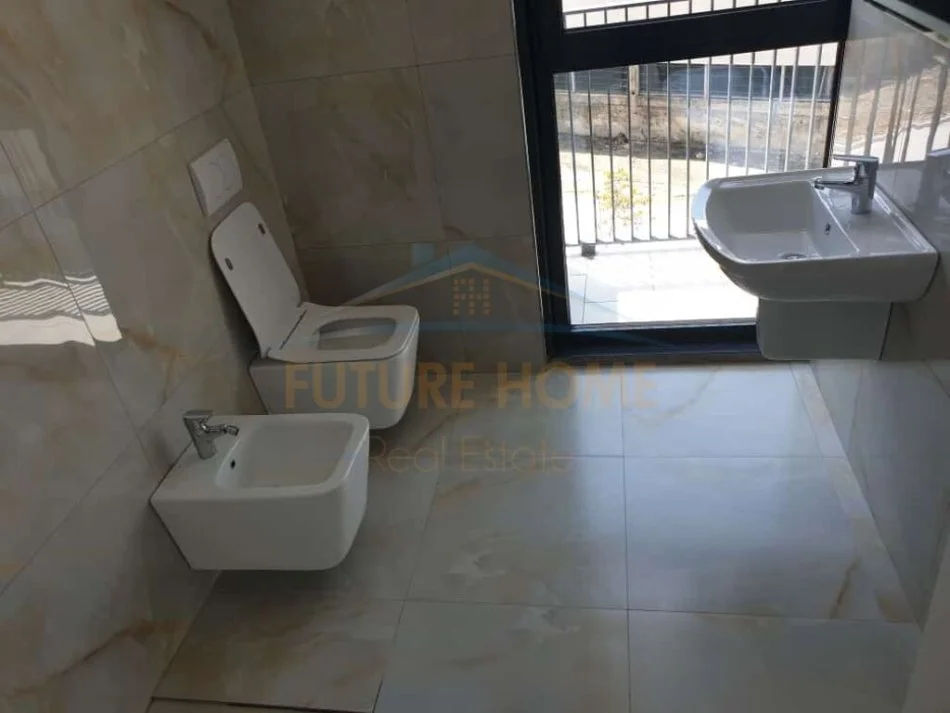 Tirane, jepet me qera ambjent biznesi Kati 2, 133 m² 1.300 € (Liqeni Artificial)