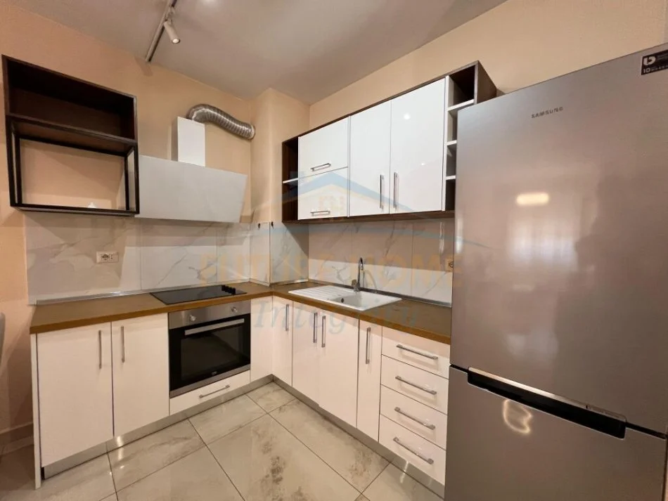 Tirane, jepet me qera apartament 2+1+Ballkon Kati 3, 100 m² 600 € (Rruga e Dibres)