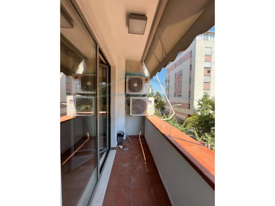 Tirane, jepet me qera apartament 2+1+Ballkon Kati 3, 100 m² 600 € (Rruga e Dibres)