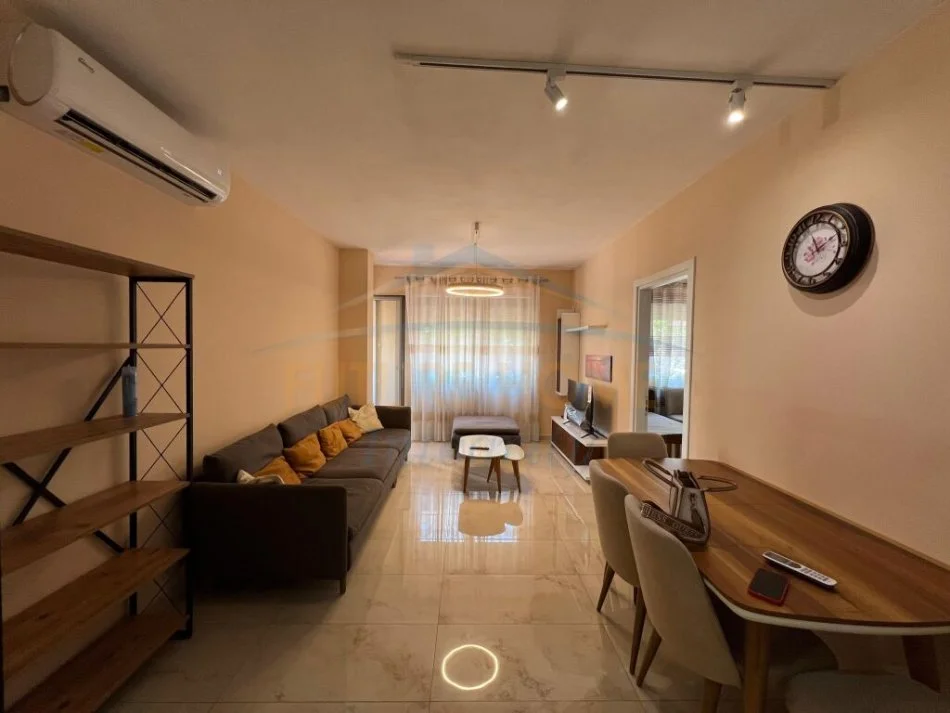 Tirane, jepet me qera apartament 2+1 Kati 3, 101 m² 600 € (Rruga e Dibres)