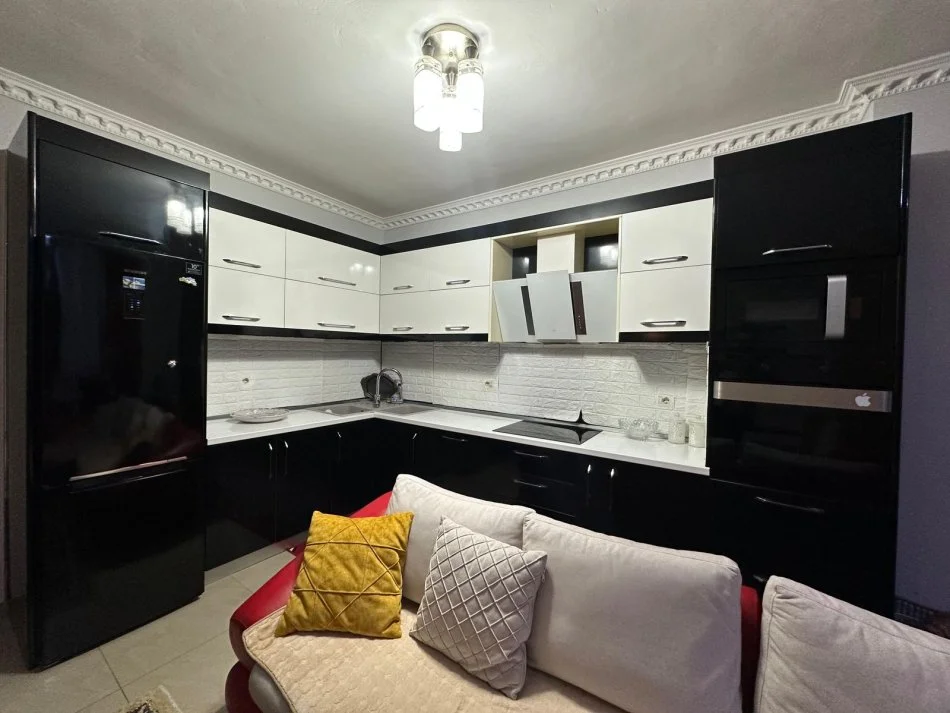 Shqiperi, jepet me qera apartament 2+1 Kati 3, 114 m² 550 € (PRANE BAR RETURN)  UNA60727