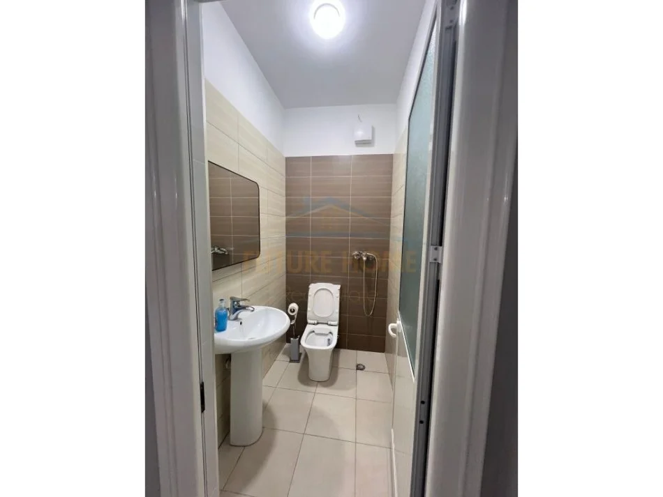 Tirane, jepet me qera apartament 2+1+Ballkon Kati 3, 100 m² 600 € (Unaza e Re)