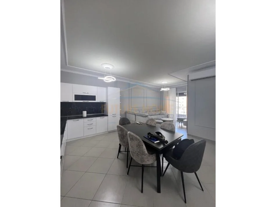 Tirane, jepet me qera apartament 2+1+Ballkon Kati 3, 100 m² 600 € (Unaza e Re)