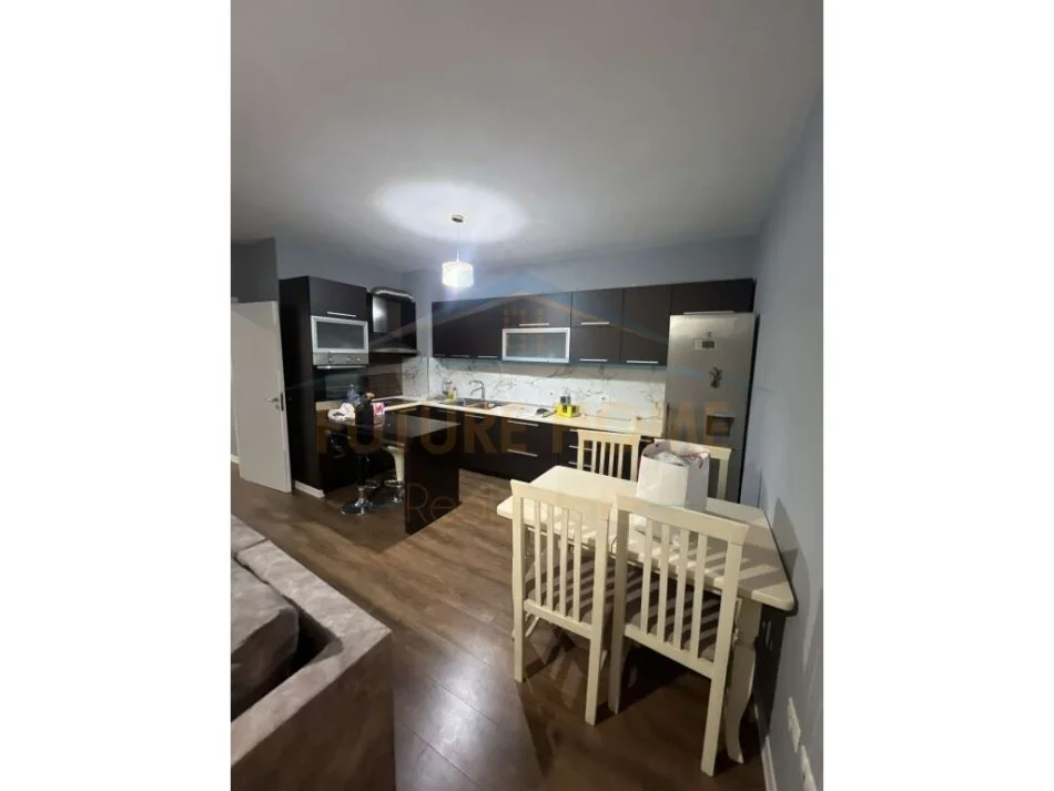 Tirane, jepet me qera apartament 2+1+Ballkon Kati 2, 100 m² 450 € (Yzberisht)
