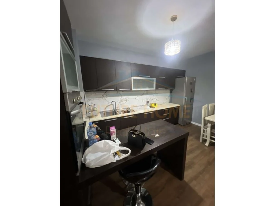 Tirane, jepet me qera apartament 2+1+Ballkon Kati 2, 100 m² 450 € (Yzberisht)