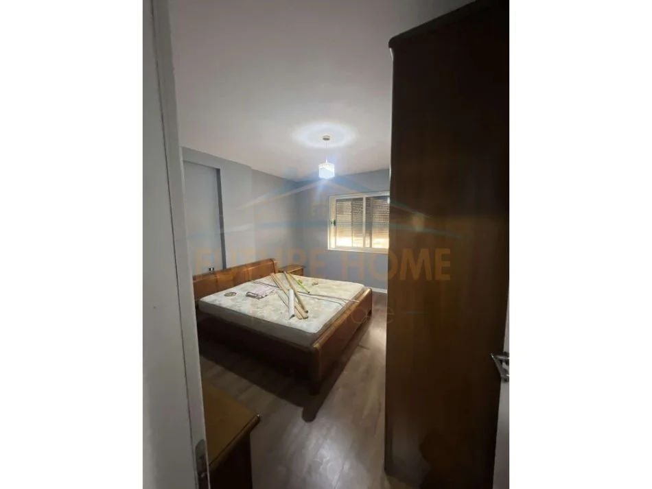 Tirane, jepet me qera apartament 2+1+Ballkon Kati 2, 100 m² 450 € (Yzberisht)