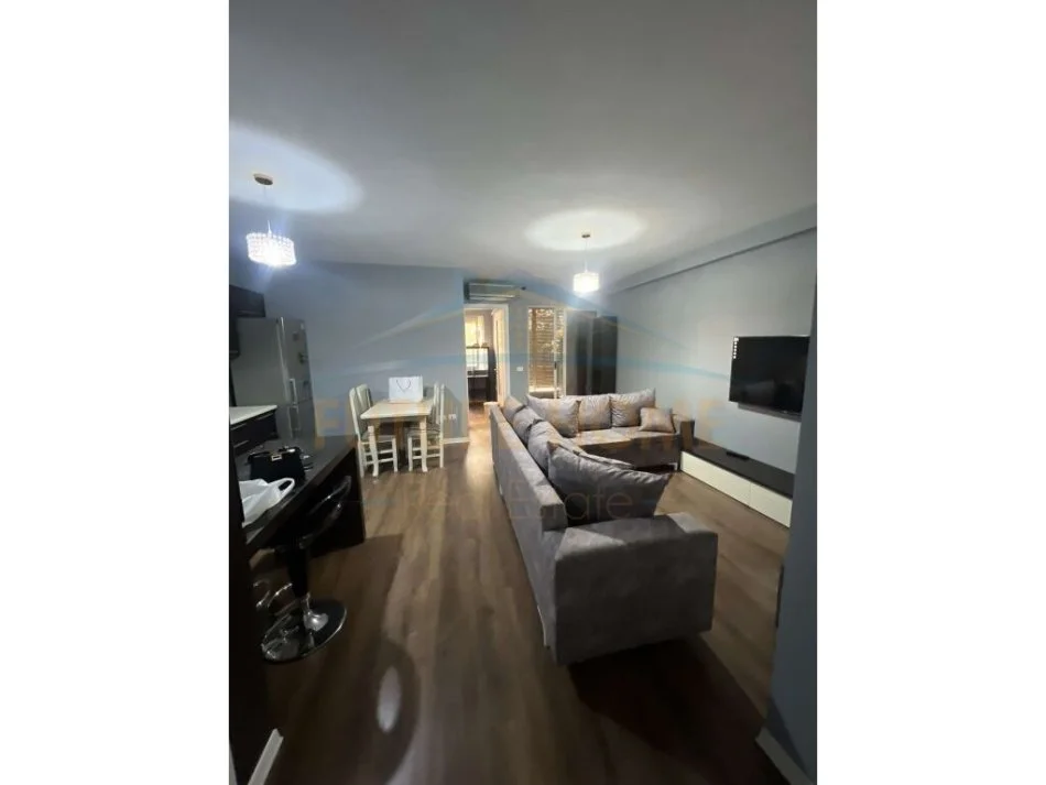 Tirane, jepet me qera apartament 2+1+Ballkon Kati 2, 100 m² 450 € (Yzberisht)