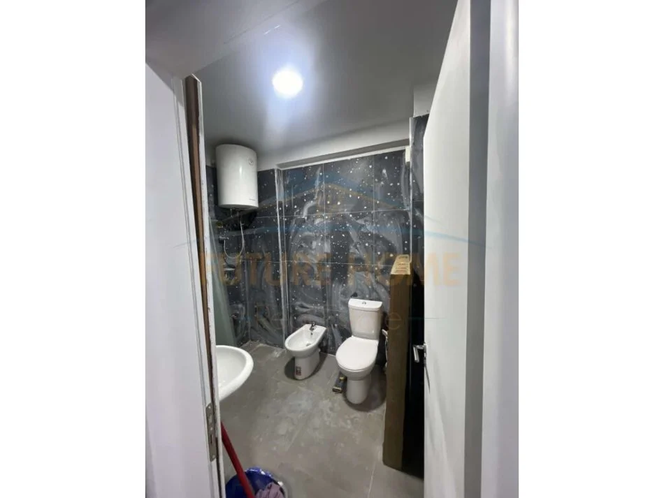 Tirane, jepet me qera apartament 2+1+Ballkon Kati 2, 100 m² 450 € (Yzberisht)