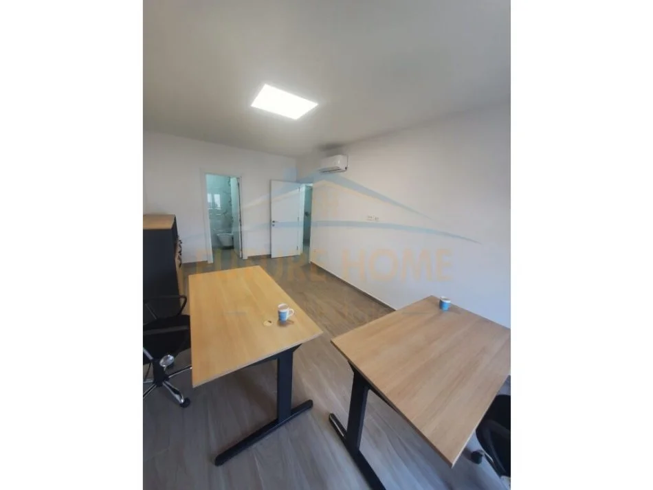 Tirane, jepet me qera ambjent biznesi Kati 2, 106 m² 600 € (Kongresi i Manastirit)