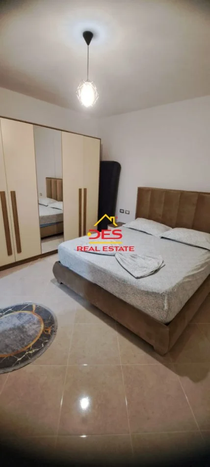 Vlore, jepet me qera apartament 1+1+Ballkon Kati 8, 70 m² 400 € (Lungomare)