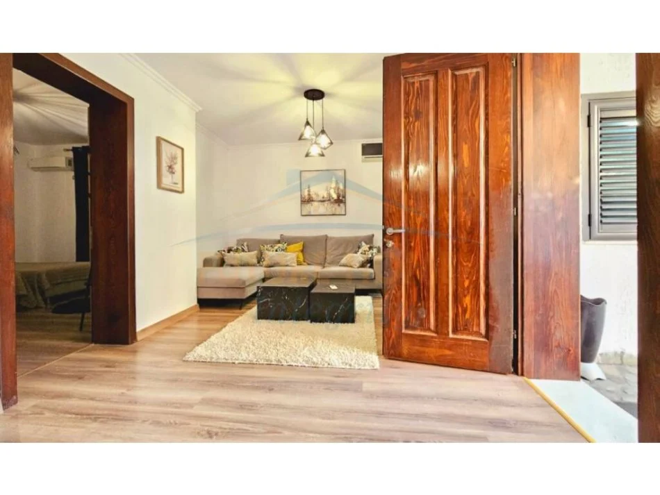 Tirane, jepet me qera shtepi 2+1 Kati 0, 100 m² 700 € (JERONIM DERADA)