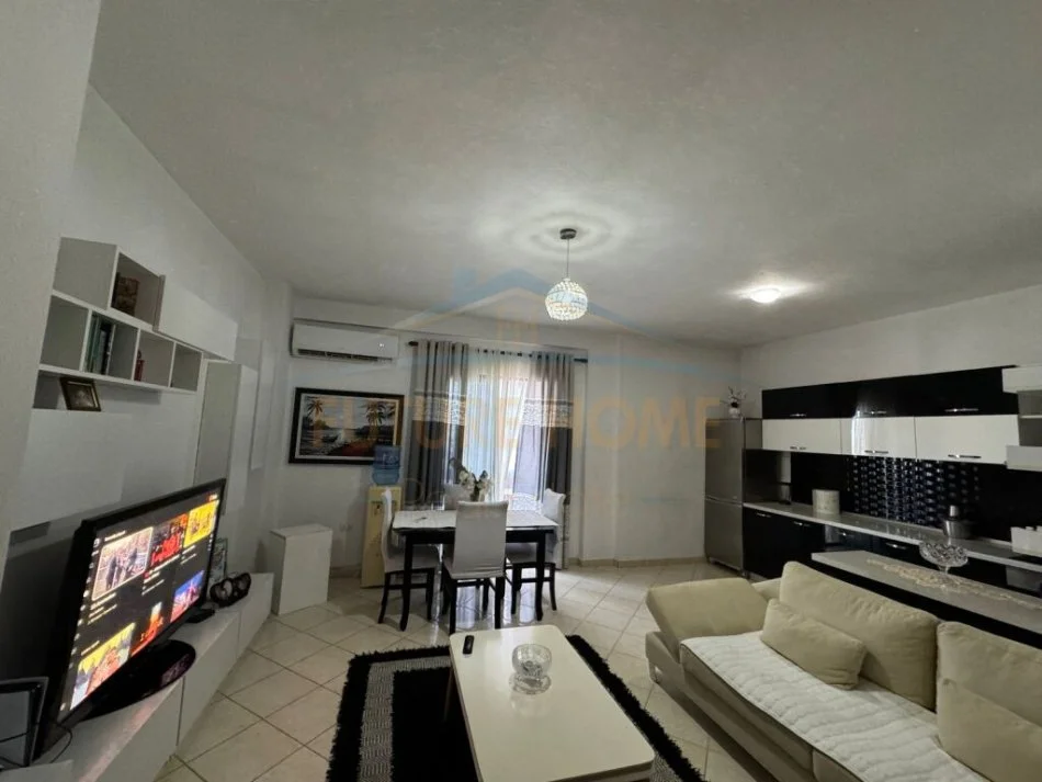 Durres, jepet me qera apartament 2+1 Kati 5, 120 m² 300 € (Prane Palace , Plazh Durres)