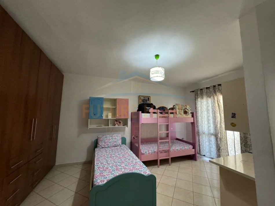 Durres, jepet me qera apartament 2+1 Kati 5, 120 m² 300 € (Prane Palace , Plazh Durres)